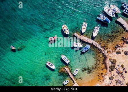 Vue aérienne de dessus de petits bateaux de pêche amarrés dans le port, île de Paros, Grèce Banque D'Images