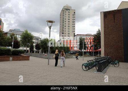 Des filles marchant sur Belgrade Plaza dans le centre-ville de Coventry Banque D'Images