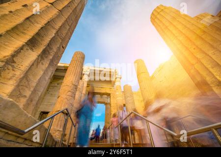 Les touristes passent par l'entrée monumentale de Propylaea au temple de Parthénon à Athènes, Grèce Banque D'Images