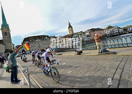 KOCH Franziska, LIPPERT Liane, NIEDERMAIER Antonia (Allemagne, GER, Deutschland) in Aktion während des Mixed Relay Team Time Trial BEI den UCI Road World Championships : 24, 9 kilomètres rund um Zürich) BEI den UCI-Straßen- und para-Cycling-Straßenweltmeisterschaften 2024 am Montag, den 23. Septembre 2024, à Zürich, Schweiz. Die Radsport Wm findet vom 21. bis 29. Septembre 2024 um und in Zürich im Rahmen der 2024 UCI Road and para-cycling Road World Championships statt. Banque D'Images