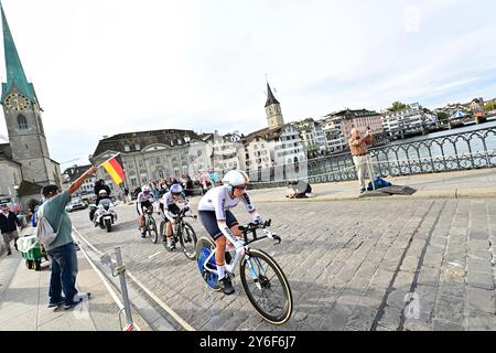 KOCH Franziska, LIPPERT Liane, NIEDERMAIER Antonia (Allemagne, GER, Deutschland) in Aktion während des Mixed Relay Team Time Trial BEI den UCI Road World Championships : 24, 9 kilomètres rund um Zürich) BEI den UCI-Straßen- und para-Cycling-Straßenweltmeisterschaften 2024 am Montag, den 23. Septembre 2024, à Zürich, Schweiz. Die Radsport Wm findet vom 21. bis 29. Septembre 2024 um und in Zürich im Rahmen der 2024 UCI Road and para-cycling Road World Championships statt. Banque D'Images