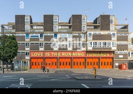 1965 caserne de pompiers brutaliste de Shoreditch conçue par les architectes de LCC. Love is the Running Towards WAS campagne célébrant les pompiers en 2022. Banque D'Images