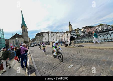 BROWN Grace, CHAPMAN Brodie, ROSEMAN-GANNON Ruby (Australie, Australie, Australie, Australie) in Aktion während des Mixed Relay Team Time Trial BEI den UCI Road World Championships : 24, 9 kilomètres rund um Zürich) BEI den UCI-Straßen- und para-Cycling-Straßenweltmeisterschaften 2024 am Montag, den 23. Septembre 2024, à Zürich, Schweiz. Die Radsport Wm findet vom 21. bis 29. Septembre 2024 um und in Zürich im Rahmen der 2024 UCI Road and para-cycling Road World Championships statt. Banque D'Images