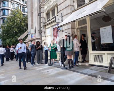 Les files d'attente des gens font la queue à l'extérieur, la Salad Kitchen pour le déjeuner à emporter, alors que les gens retournent au travail après le confinement Banque D'Images