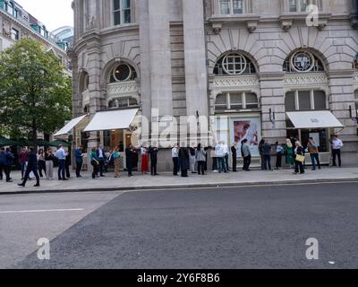 Les files d'attente des gens font la queue à l'extérieur, la Salad Kitchen pour le déjeuner à emporter, alors que les gens retournent au travail après le confinement Banque D'Images