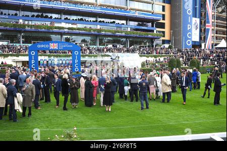 Hollie Doyle en vert parlant aux propriétaires et John Gosden à Ascot Qipco Champion Day. Banque D'Images