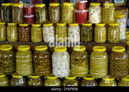 Bocaux d'olives marinées et salées, concombres, piments verts, raisins, poivrons verts, Tartarello (concombre arménien) au marché Gaziantep Banque D'Images