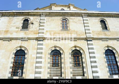 Vue de bas en haut de la façade de la mosquée historique Alaüddevle, située dans la vieille ville de Gaziantep, Turquie. Banque D'Images