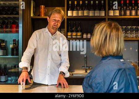 Johan Öberg en conversation avec la journaliste gastronomique Angela Berg. Johan & Heather Öberg dirigent la cave Thora Vingård. Dalen, Båstads kommun, Skåne, Suède Banque D'Images