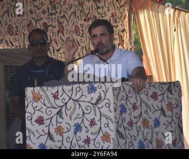 Srinagar, Inde. 23 septembre 2024. Rahul Gandhi, chef du Parti de l'opposition, le Congrès national, parle des partisans du parti du Congrès lors d'un rassemblement électoral à Shaltang, à une quinzaine de kilomètres de Srinagar, au Cachemire contrôlé par l'Inde, le 23 septembre 2024. (Photo de Mubashir Hassan/Pacific Press/Sipa USA) crédit : Sipa USA/Alamy Live News Banque D'Images