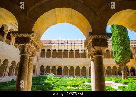 Cloître roman. Santo Domingo de Silos monastery, province de Burgos, Castille Leon, Espagne. Banque D'Images