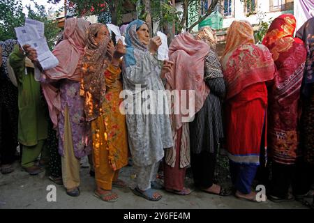 Srinagar, Cachemire. 25 septembre 2024. Les femmes font la queue pour voter pendant la deuxième phase de l'élection de l'Assemblée au Cachemire. Les élections au Cachemire ont lieu après un écart de dix ans en trois phases pour 47 sièges de l'Assemblée du Cachemire. Cette élection est également la première fois depuis 2019, lorsque l'Inde a abrogé l'article 370 de sa constitution qui accordait l'autonomie au Cachemire. Banque D'Images