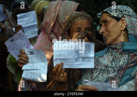 Srinagar, Cachemire. 25 septembre 2024. Les femmes font la queue pour voter pendant la deuxième phase de l'élection de l'Assemblée au Cachemire. Les élections au Cachemire ont lieu après un écart de dix ans en trois phases pour 47 sièges de l'Assemblée du Cachemire. Cette élection est également la première fois depuis 2019, lorsque l'Inde a abrogé l'article 370 de sa constitution qui accordait l'autonomie au Cachemire. Banque D'Images