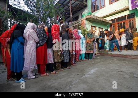Srinagar, Cachemire. 25 septembre 2024. Les femmes font la queue pour voter pendant la deuxième phase de l'élection de l'Assemblée au Cachemire. Les élections au Cachemire ont lieu après un écart de dix ans en trois phases pour 47 sièges de l'Assemblée du Cachemire. Cette élection est également la première fois depuis 2019, lorsque l'Inde a abrogé l'article 370 de sa constitution qui accordait l'autonomie au Cachemire. Banque D'Images