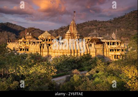 Vue panoramique du temple Chaumukha mandir Ranakpur, Rajasthan, Inde. Banque D'Images