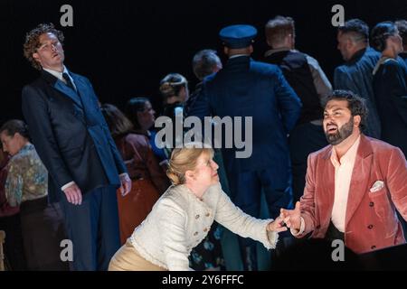 de gauche à droite : Gordon Bintner (Eugene Onegin), Alison Kettlewell (Madame Larina), Liparit Avetisyan (Lensky) dans EUGENE ONEGIN au Royal Opera, Covent Garden, Banque D'Images