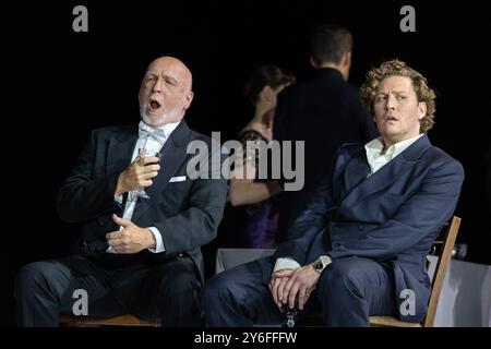 de gauche à droite : Brindley Sherratt (Prince Gremin), Gordon Bintner (Eugene Onegin) dans EUGENE ONEGIN au Royal Opera, Covent Garden, Londres WC2 24/09/2024 mus Banque D'Images