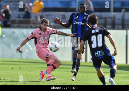 Raffaele Celia (Cesena) contrecarré par Idrissa Toure' (Pise) lors de Pise vs Cesena, match de football italien Coppa Italia à Pise, Italie, septembre 25 2024 Banque D'Images