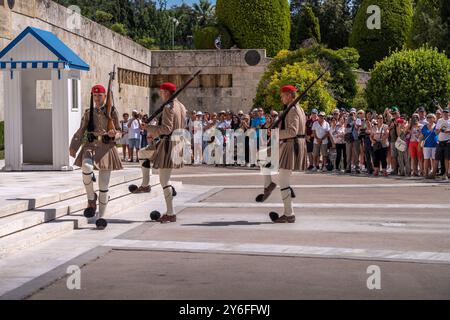 La relève de la garde a lieu au manoir présidentiel et au tombeau du soldat inconnu à Athènes. Grèce. Banque D'Images