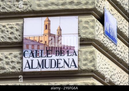 Madrid, Espagne - 5 septembre 2024 : panneau de nom de rue fait avec des carreaux. On y lit « Calle de la Almudena ». Banque D'Images