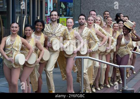 Édimbourg, Royaume-Uni. , . Cast of A Chorus Line éblouit devant le Festival Theatre d’Édimbourg, avant de danser sur la scène ce soir-là qui se déroule du mardi 24 au samedi 28 septembre. Photo : Josh Kiernan-ensemble, Rachel Jayne Picar -Connie Wong, Redmand Rance -Mike Costa crédit photo : Pako Mera/Alamy Live News Banque D'Images