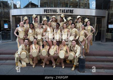 Édimbourg, Royaume-Uni. , . Cast of A Chorus Line éblouit devant le Festival Theatre d’Édimbourg, avant de danser sur la scène ce soir-là qui se déroule du mardi 24 au samedi 28 septembre. Photo : Josh Kiernan-ensemble, Rachel Jayne Picar -Connie Wong, Redmand Rance -Mike Costa crédit photo : Pako Mera/Alamy Live News Banque D'Images