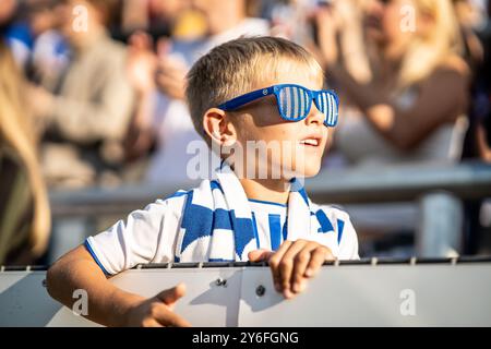 Odense, Danemark. 22 septembre 2024. Les fans de football d'Odense BK vus sur les tribunes lors du match NordicBet Liga entre Odense BK et FC Roskilde au nature Energy Park à Odense. Banque D'Images