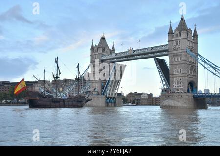 El Galeón Andalucía est photographié naviguant à travers Tower Bridge. La réplique historiquement exacte d'un galion espagnol du XVIe-XVIIe siècle et a été lancé Banque D'Images