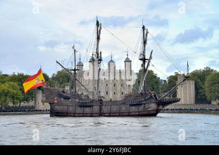 El Galeón Andalucía est photographié naviguant devant la Tour de Londres. La réplique historiquement exacte d'un galion espagnol du XVIe au XVIIe siècle et était lau Banque D'Images