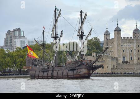 El Galeón Andalucía est photographié naviguant devant la Tour de Londres. La réplique historiquement exacte d'un galion espagnol du XVIe au XVIIe siècle et était lau Banque D'Images