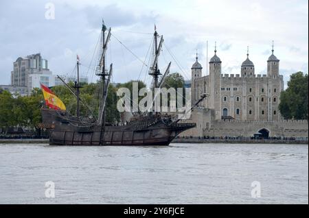 El Galeón Andalucía est photographié naviguant devant la Tour de Londres. La réplique historiquement exacte d'un galion espagnol du XVIe au XVIIe siècle et était lau Banque D'Images