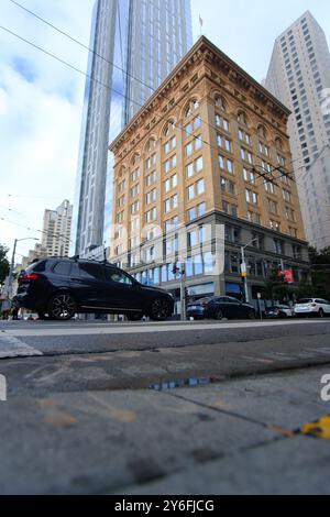 San Francisco, CA, États-Unis, 16 septembre 2024 - Une image de bas niveau d'un immeuble de bureaux d'appartement Banque D'Images