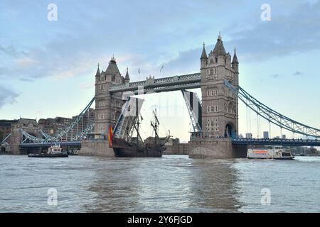 El Galeón Andalucía est photographié naviguant devant la Tour de Londres. La réplique historiquement exacte d'un galion espagnol du XVIe au XVIIe siècle et était lau Banque D'Images