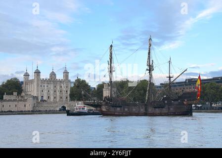 El Galeón Andalucía est photographié naviguant devant la Tour de Londres. La réplique historiquement exacte d'un galion espagnol du XVIe au XVIIe siècle et était lau Banque D'Images