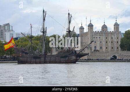 El Galeón Andalucía est photographié naviguant devant la Tour de Londres. La réplique historiquement exacte d'un galion espagnol du XVIe au XVIIe siècle et était lau Banque D'Images