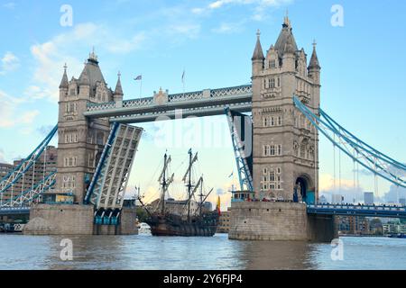 El Galeón Andalucía est photographié naviguant à travers Tower Bridge. La réplique historiquement exacte d'un galion espagnol du XVIe-XVIIe siècle et a été lancé Banque D'Images