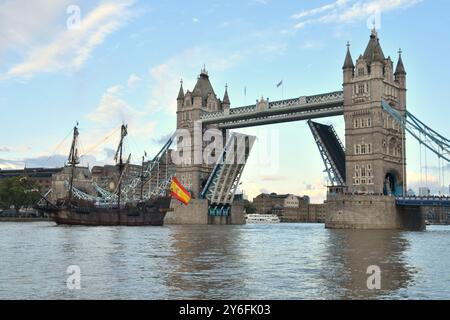 El Galeón Andalucía est photographié naviguant à travers Tower Bridge. La réplique historiquement exacte d'un galion espagnol du XVIe-XVIIe siècle et a été lancé Banque D'Images