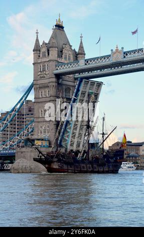 El Galeón Andalucía est photographié naviguant à travers Tower Bridge. La réplique historiquement exacte d'un galion espagnol du XVIe-XVIIe siècle et a été lancé Banque D'Images