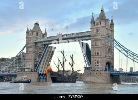 El Galeón Andalucía est photographié naviguant à travers Tower Bridge. La réplique historiquement exacte d'un galion espagnol du XVIe-XVIIe siècle et a été lancé Banque D'Images