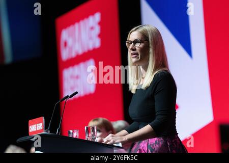 Eleanor Reeves, présidente du Parti travailliste et ministre sans portefeuille (sœur de Rachel Reeves), prend la parole lors de la dernière journée de la Conférence. Eleanor ( Ellie) a été embrassée par la députée Angela Rayner après avoir parlé. Liverpool Royaume-Uni. Photo : Garyroberts/worldwidefeatures.com Banque D'Images