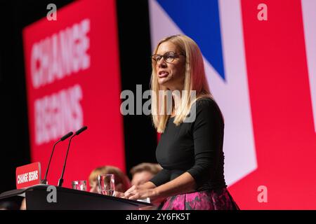 Eleanor Reeves, présidente du Parti travailliste et ministre sans portefeuille (sœur de Rachel Reeves), prend la parole lors de la dernière journée de la Conférence. Eleanor ( Ellie) a été embrassée par la députée Angela Rayner après avoir parlé. Liverpool Royaume-Uni. Photo : Garyroberts/worldwidefeatures.com Banque D'Images