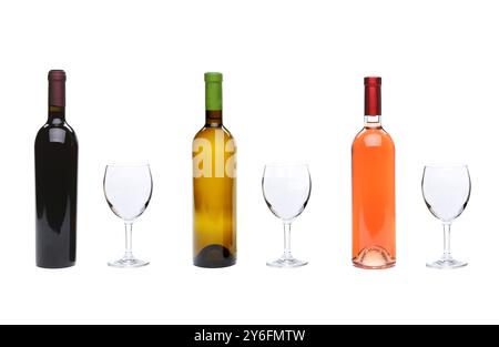 Rouge, rose, bouteilles de vin blanc et verres sur fond blanc Banque D'Images