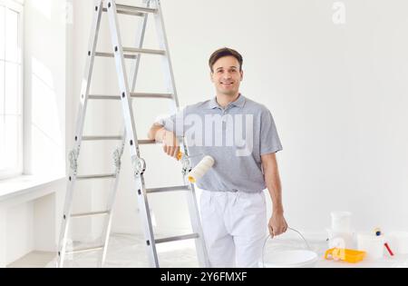 Portrait de Happy Man Painter travaillant pendant la rénovation de la maison Banque D'Images