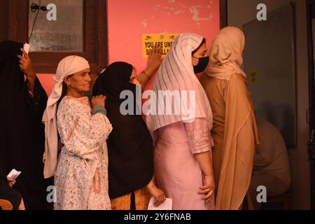 Srinagar, Inde. 25 septembre 2024. Les femmes font la queue pour voter dans la zone de Charari Sharief, dans le district de Budgam, le 25 septembre, lors de la deuxième phase des élections législatives au Cachemire. Le scrutin a commencé à 7 heures du matin et se terminera à 18 heures, avec plus de 2,5 millions d'électeurs qui voteront dans six districts - trois dans la vallée du Cachemire et trois dans la division Jammu. Il s'agit du premier scrutin d'Assemblée dans la région sensible depuis que son statut spécial et son statut d'État ont été supprimés il y a cinq ans. (Photo de Danish Showkat/ Credit : Sipa USA/Alamy Live News Banque D'Images