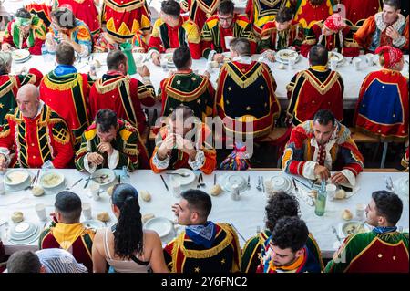 Le déjeuner traditionnel au Festival de Saint Jean de Sobrado, également connu sous le nom de Bugiada et Mouriscada de Sobrado, se déroule sous la forme d'un combat entre eux Banque D'Images