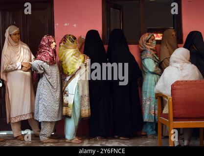 Srinagar, Inde. 25 septembre 2024. Les femmes font la queue pour voter dans la zone de Charari Sharief, dans le district de Budgam, le 25 septembre, lors de la deuxième phase des élections législatives au Cachemire. Le scrutin a commencé à 7 heures du matin et se terminera à 18 heures, avec plus de 2,5 millions d'électeurs qui voteront dans six districts - trois dans la vallée du Cachemire et trois dans la division Jammu. Il s'agit du premier scrutin d'Assemblée dans la région sensible depuis que son statut spécial et son statut d'État ont été supprimés il y a cinq ans. (Photo de Danish Showkat/ Credit : Sipa USA/Alamy Live News Banque D'Images