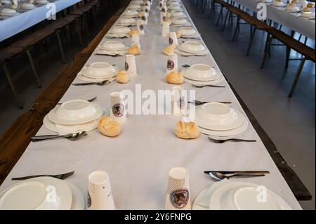 Tables vides prêtes au traditionnel déjeuner de la fête de Saint Jean de Sobrado, également connu sous le nom de Bugiada et Mouriscada de Sobrado, a lieu dans Banque D'Images