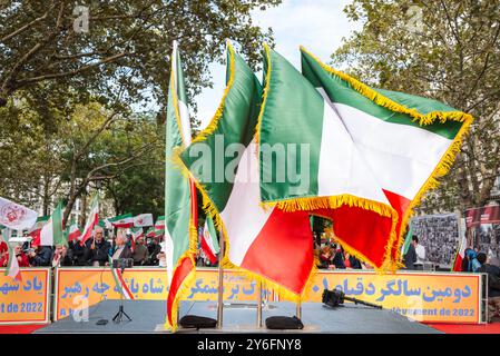 Drapeaux iraniens. Manifestation pour marquer le 2ème anniversaire du soulèvement en Iran, pour dénoncer la répression brutale du régime iranien et l’escalade des exécutions ces derniers mois. Organisé par diverses organisations. France, Paris, 13 septembre 2024. Photo de Patricia Huchot-Boissier / Agence DyF. Banque D'Images