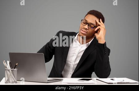 Épuisé african manager se sentir triste et désespéré Banque D'Images