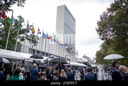 New York, États-Unis. 25 septembre 2024. Les journalistes se tiennent à l'extérieur de l'enceinte de l'ONU pendant le 79e débat général de l'Assemblée générale de l'ONU. Crédit : Michael Kappeler/dpa/Alamy Live News Banque D'Images